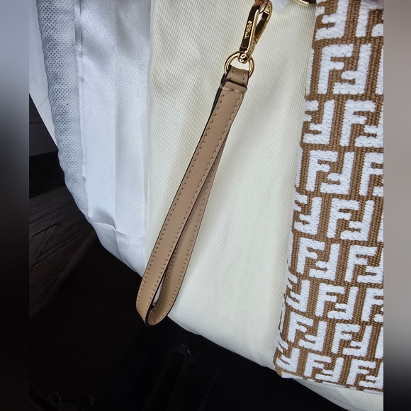 **SOLD** NWT Rare Fendi XL 2023 Rafia Clutch! - Picture 12 of 17